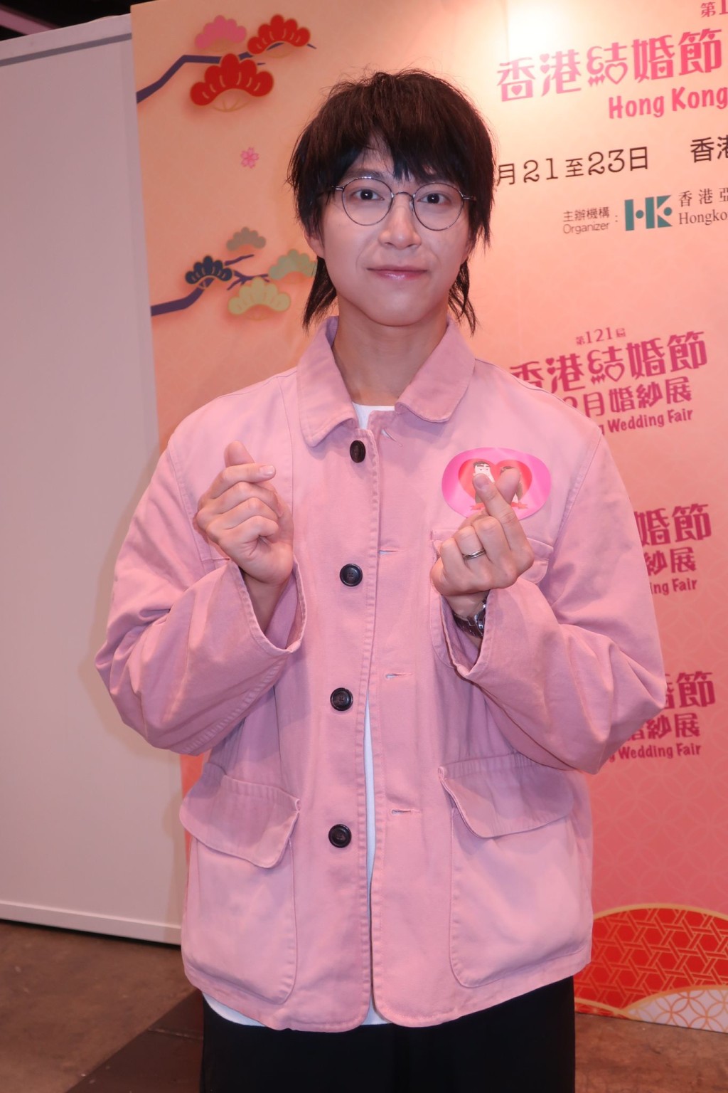 吴业坤唱《爱情求生案内书》、《百二岁》、《仍然是爱》等,祝愿各位都能与挚爱“相爱到百二岁”,寄语︰“爱够能解决一切。” 吴业坤唱《爱情求生案内书》、《百二岁》、《仍然是爱》等,祝愿各位都能与挚爱“相爱到百二岁”,寄语︰“爱够能解决一切。”