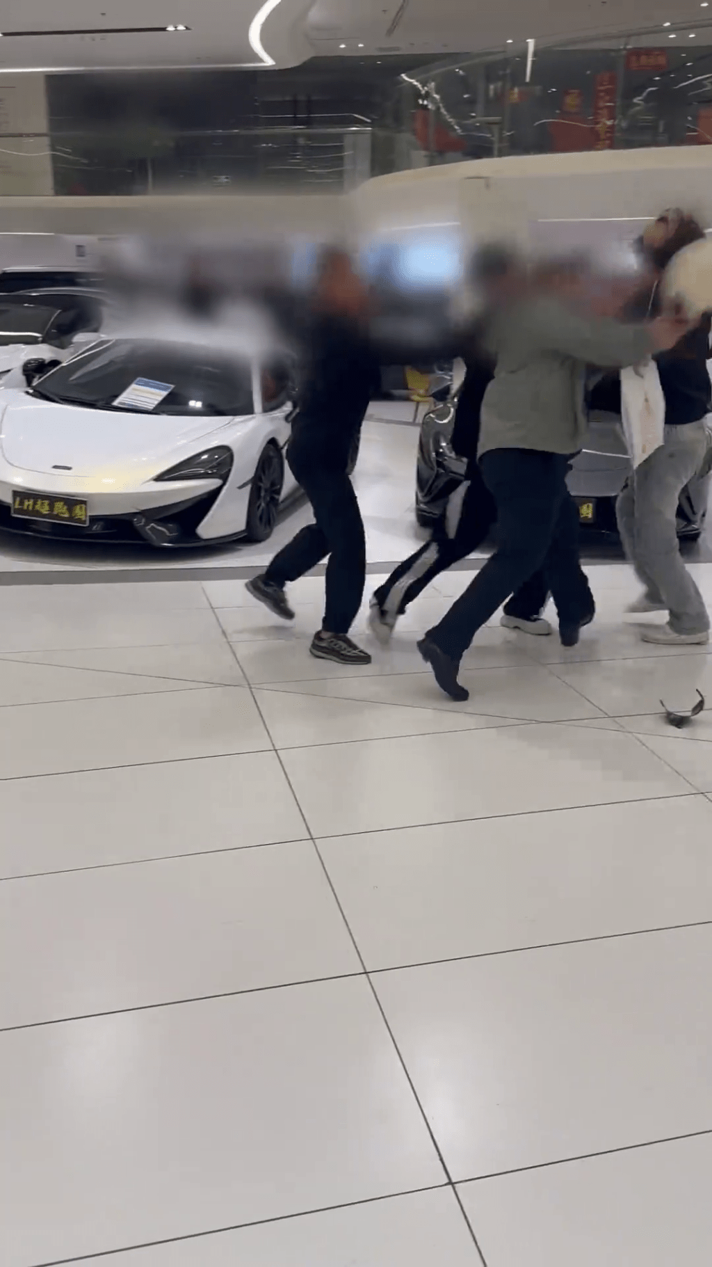 粉丝10万订金买法拉利疑被吞，维权网红介入被车行职员围殴。