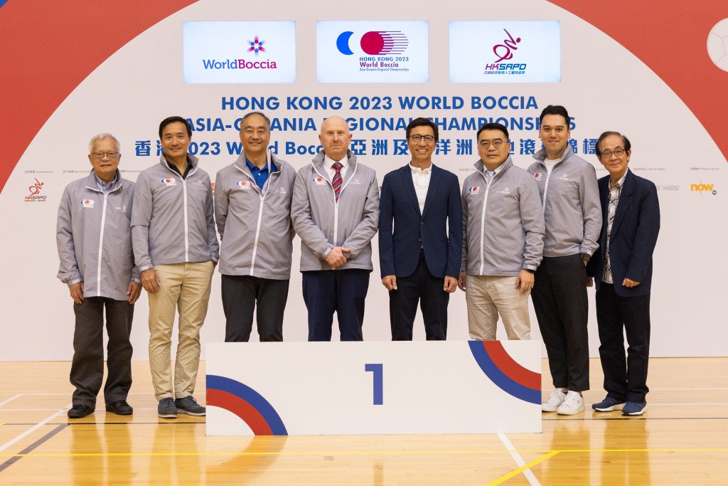 賽事籌委會主席呂家祈(右三)對賽事感到非常滿意。文化體育及旅遊局體育專員黃德森(右四)、World Boccia行政總裁Paul Trayner(右五)以及其他嘉賓一起出席頒獎禮。
