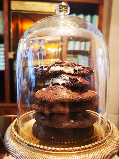这间曲奇饼店以招牌巧克力饼乾闻名，真系见到都想食。