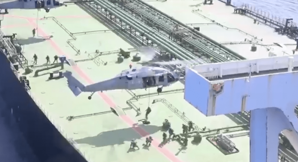 美国国防部周四（23日）发布影片，展示扣押“Majestic X”号油轮的情景。