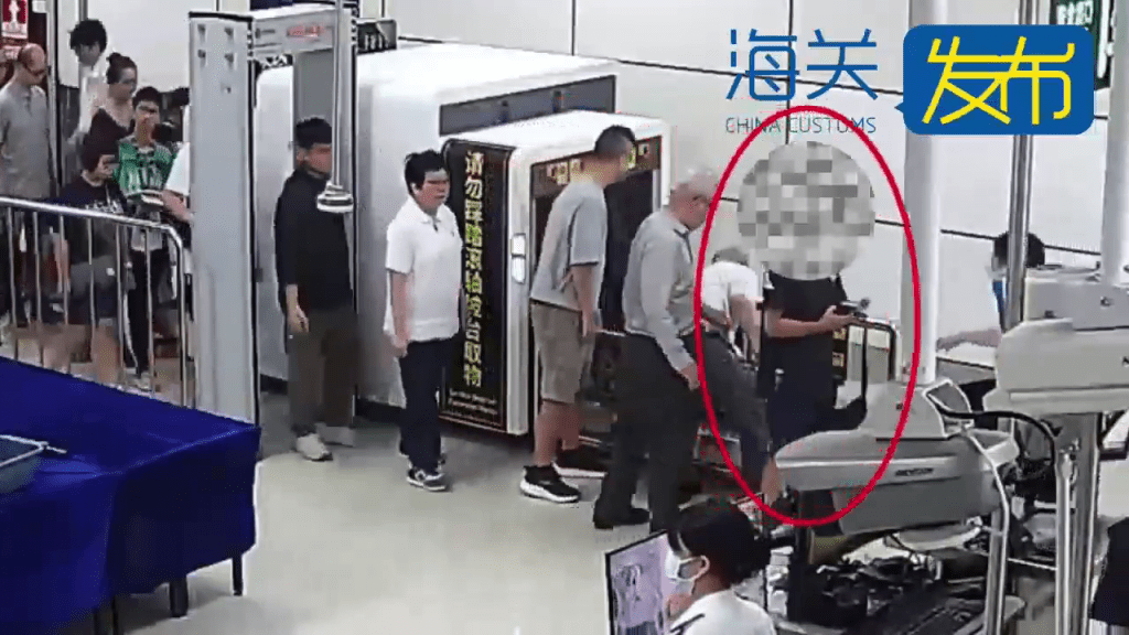 走私冰毒男旅客过关时的情况。