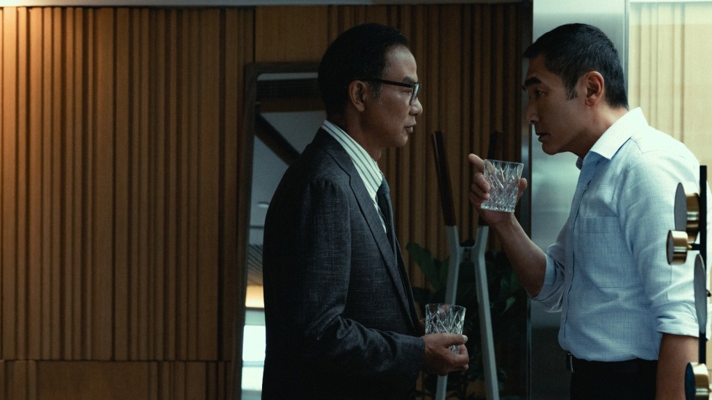 任達華的角色內斂神秘,映襯方中信飾演慈善機構主席一角,各懷鬼胎。 任達華的角色內斂神秘,映襯方中信飾演慈善機構主席一角,各懷鬼胎。