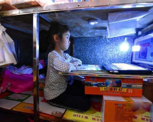 湖北7歲女童每天坐攤檔下讀書。(網圖)