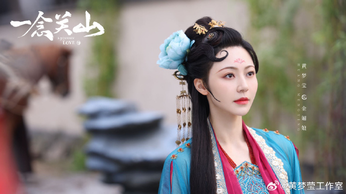 黃夢瑩飾演風情萬種的幫主。