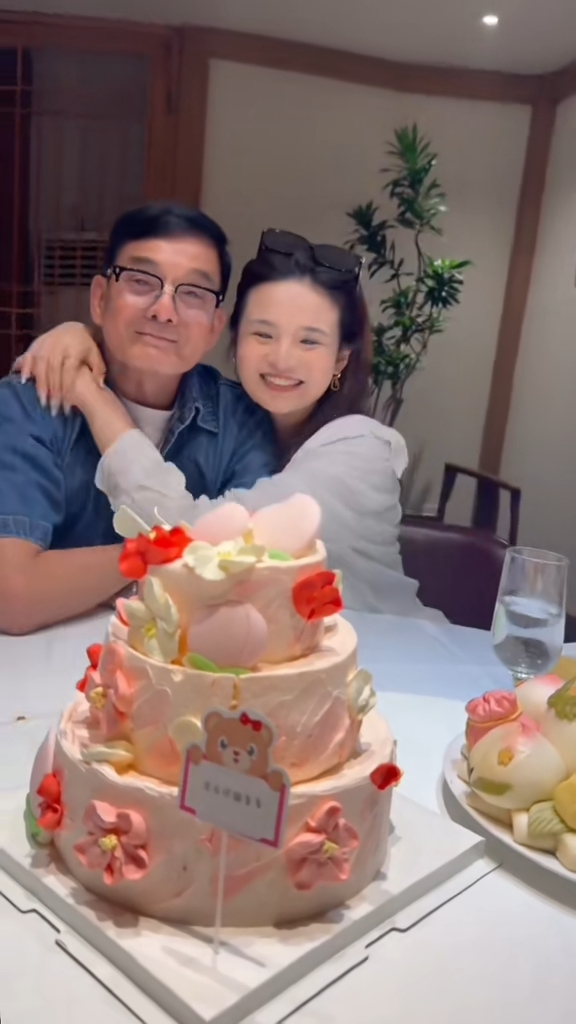 李國麟被女兒攬到實。 李國麟被女兒攬到實。