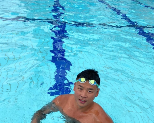 前港將鍾國樑(Alex)今早急不及待入場暢泳,坦言池水具強烈消毒藥水氣味,加上量度體溫等全方位防疫措施,令泳客游得安心。受訪者提供圖片