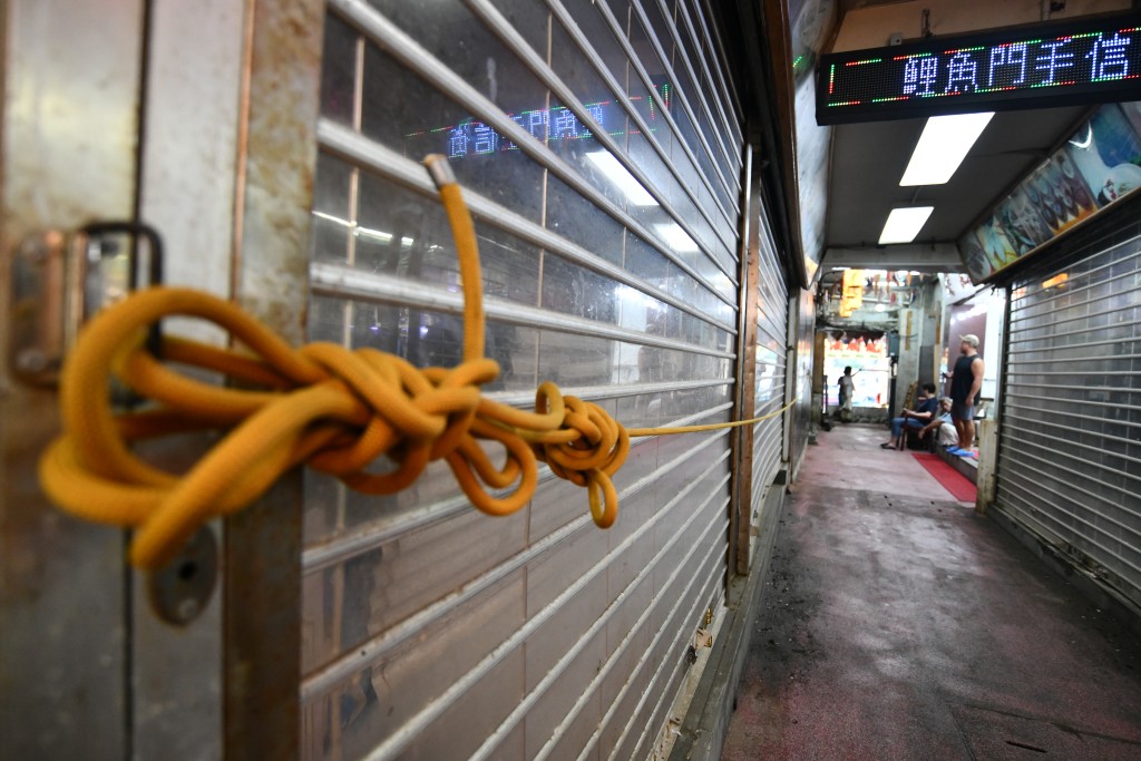 部份商戶已綁上閘口以應對樺加沙。 部份商戶已綁上閘口以應對樺加沙。