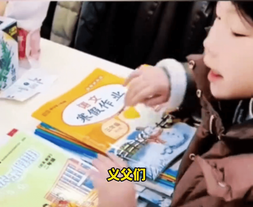 廣東6歲女炫耀「放假好閒」,網友郵寄作業堆成山。 廣東6歲女炫耀「放假好閒」,網友郵寄作業堆成山。