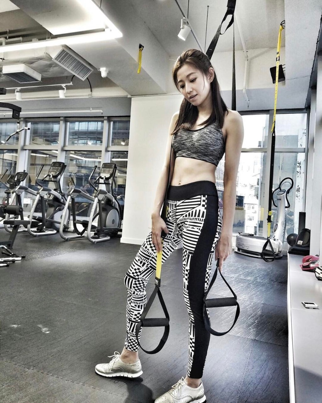 原來陳自瑤每星期都會抽兩、三日做運動，做gym外，也會跑步、瑜伽、行山等，努力保持零贅肉身材。