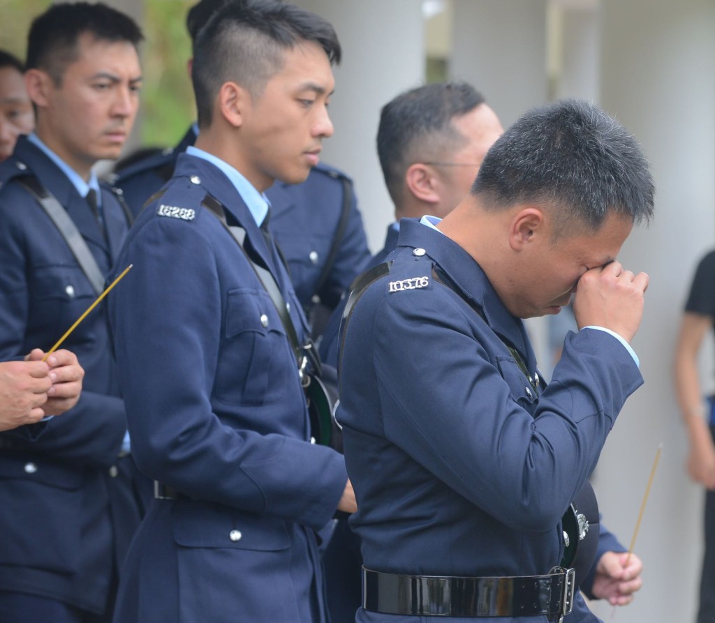 同袍淚別林海雲。