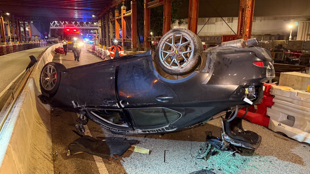 涉事私家車嚴重損毀，全車反轉，左前輪飛脫，零件散落一地。