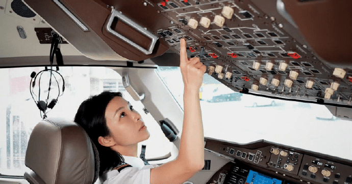 全国首位国产大飞机C919女机长顺利首飞。