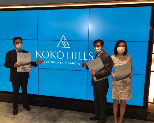 會德豐黃光耀(中)指,KOKO HILLS於本周六開售165伙。左為楊偉銘、右為陳惠慈。