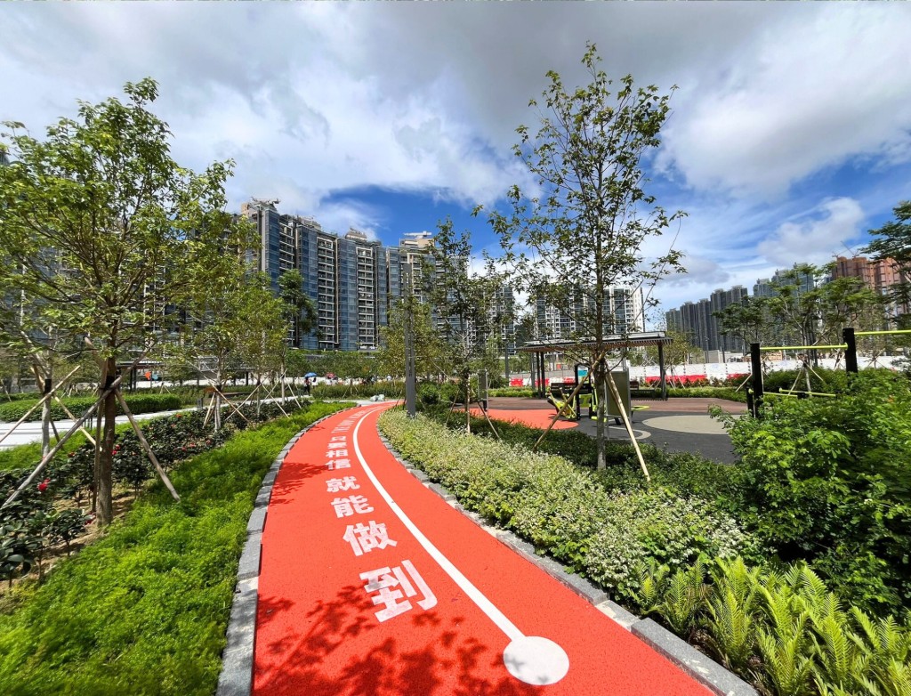 將軍澳南公園籃球場外圍設有緩跑徑,長約270米(圖片來源:方國珊 Christine Fong Kwok Shan@Facebook) 將軍澳南公園籃球場外圍設有緩跑徑,長約270米(圖片來源:方國珊 Christine Fong Kwok Shan@Facebook)