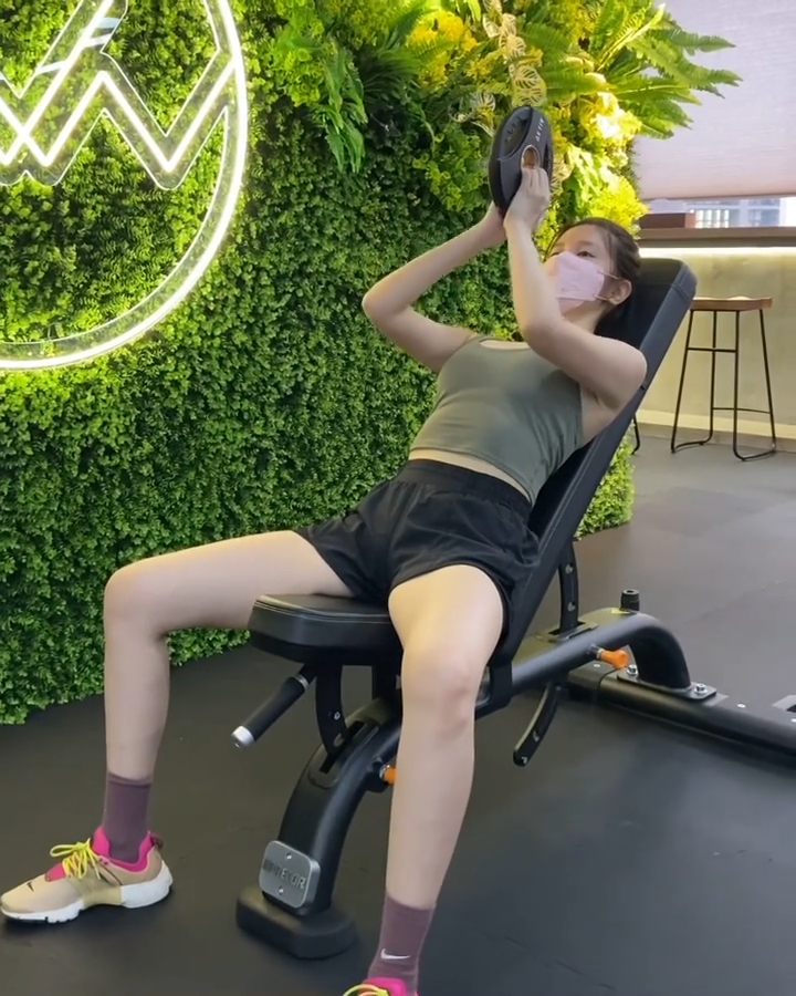 Christy做完Plank再舉鐵餅,她都話「飽晒」!