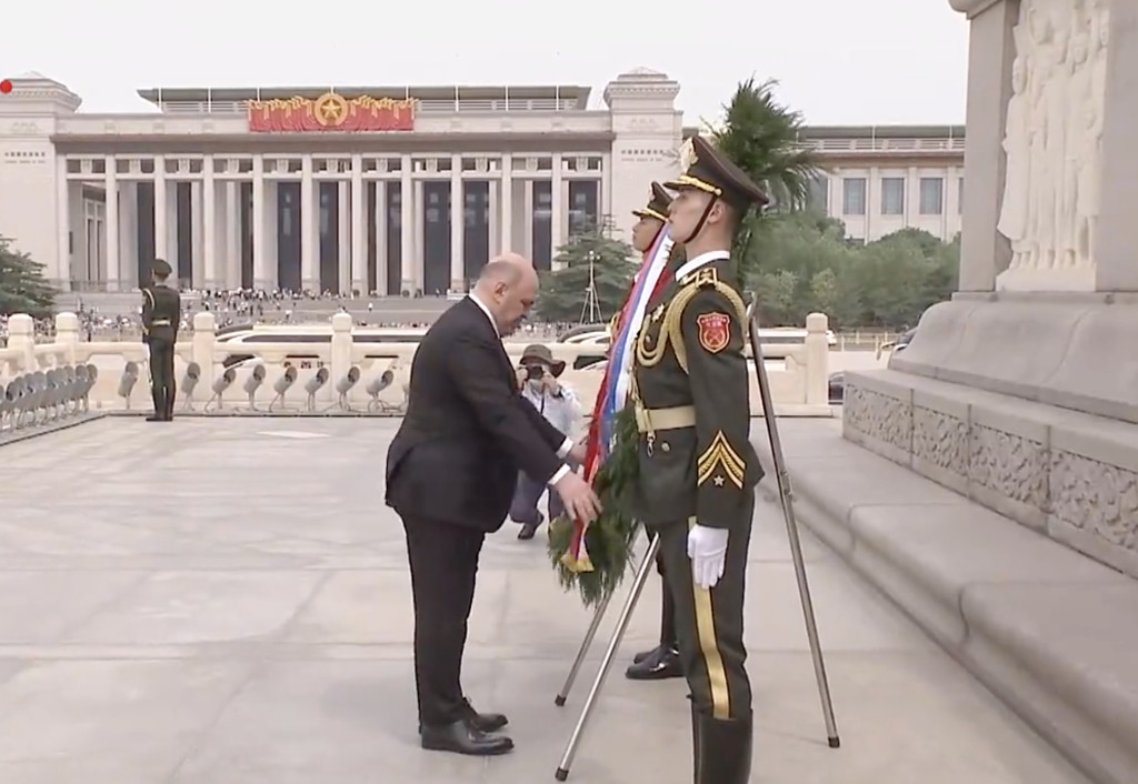 俄羅斯總理米舒斯京5月24日前往天安門廣場，向人民英雄紀念碑敬獻花圈。 ​(央視新聞)