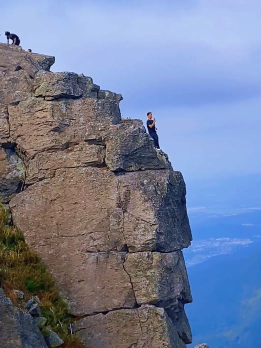 東莞有男子不顧危險在懸崖邊「練功」 ，惹來批評。抖音