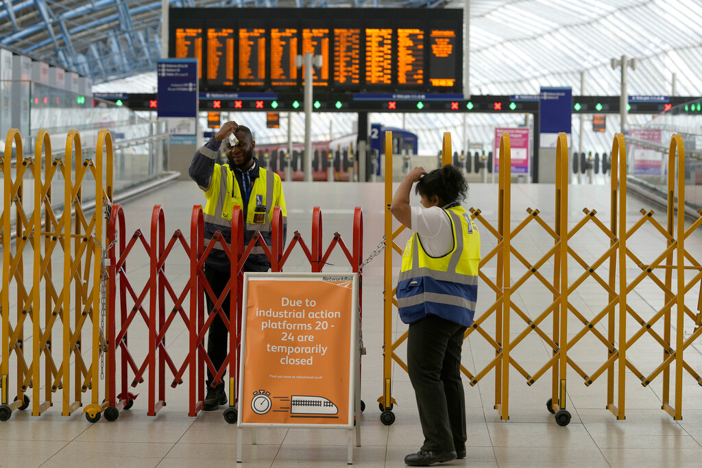 8成英國鐵路服務受罷工影響。AP