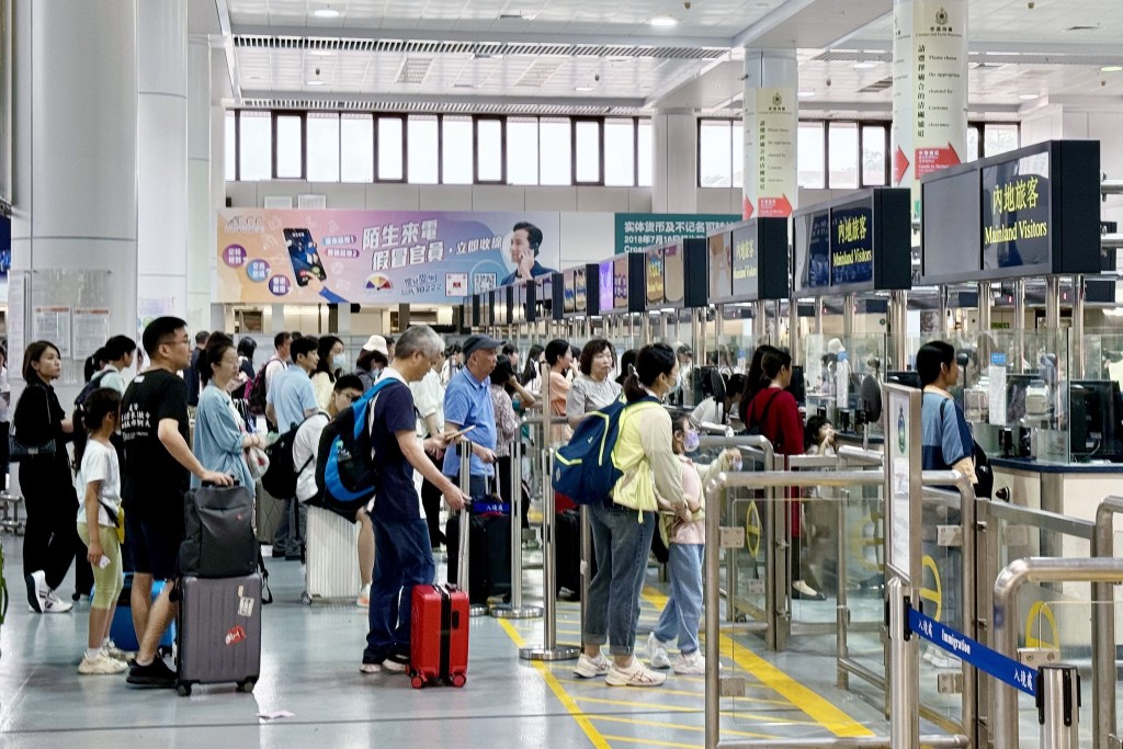 旅监局将加派人手巡查景点及入境口岸。资料图片 