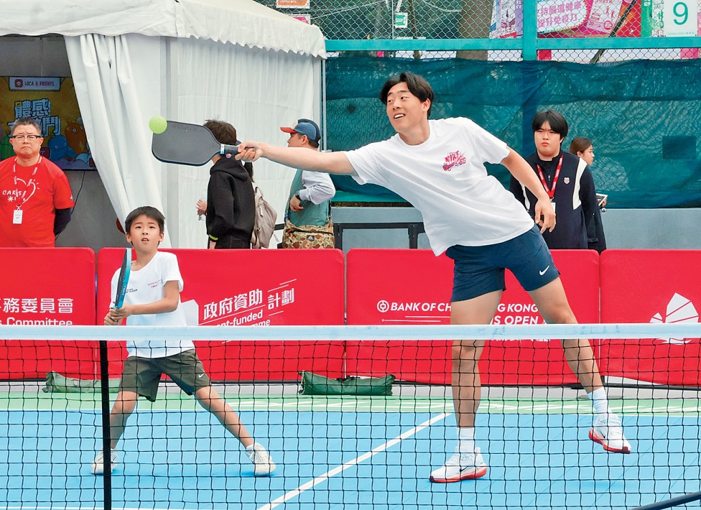 網球名將黃澤林去年出席香港網球公開賽，於「網球同樂區」跟小球手打匹克球。