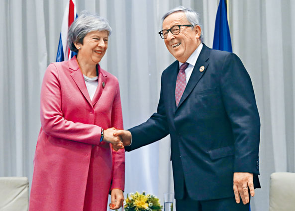 英國首相文翠珊周一與歐盟委員會主席容克在埃及會面。