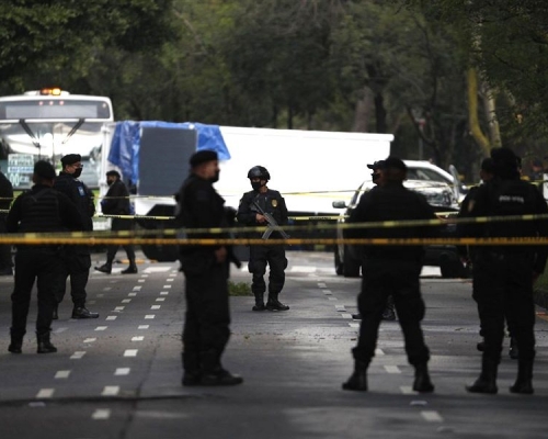 大批警員趕至封鎖現場。 AP