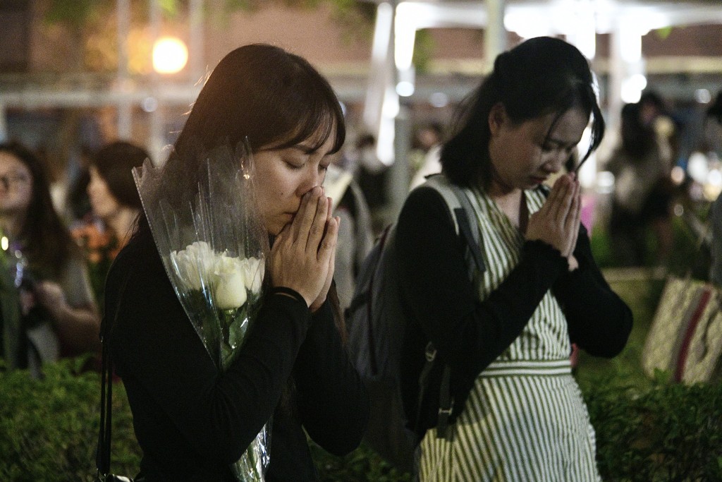 數百名市民今日到場獻花悼念死難者。