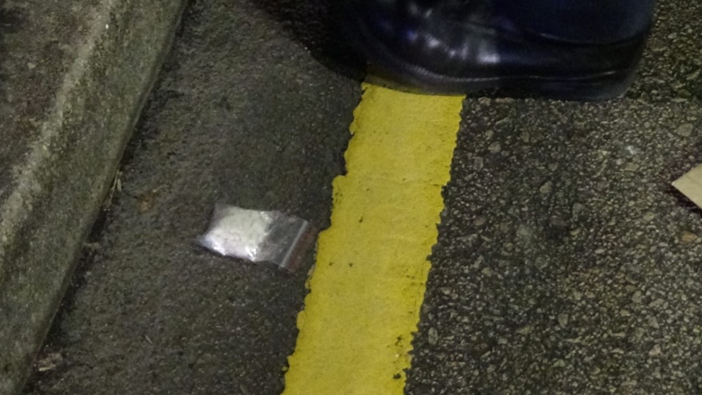警員檢獲懷疑毒品。