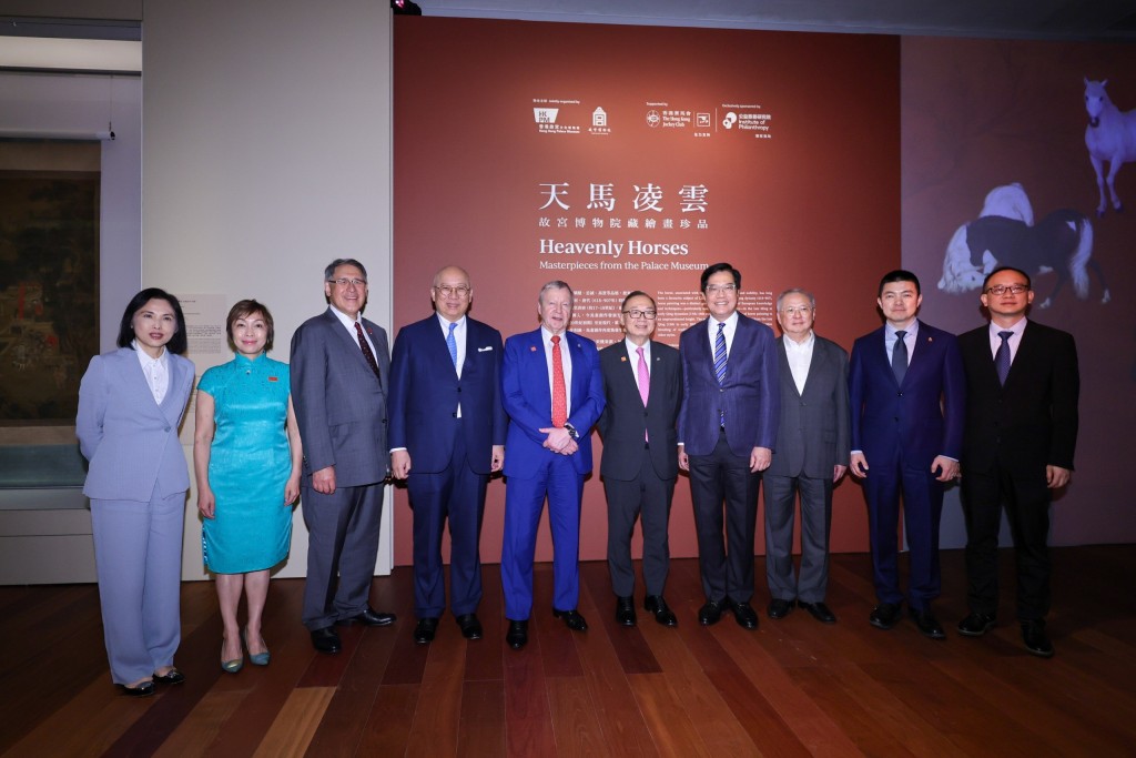 一眾嘉賓參觀「天馬凌雲──故宮博物院藏繪畫珍品」展覽。 一眾嘉賓參觀「天馬凌雲──故宮博物院藏繪畫珍品」展覽。