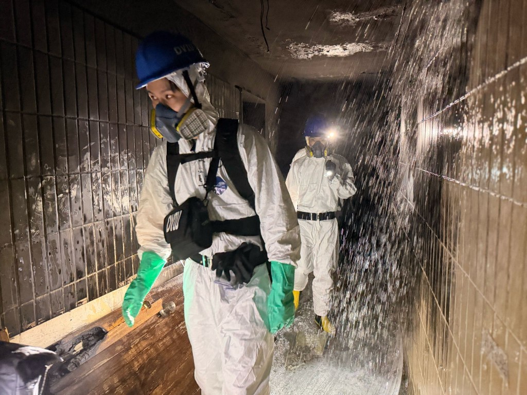 災難遇害者辨認組人員進入起火大廈搜索是否有人體殘肢、屍體或骨灰。香港警方FB圖片 災難遇害者辨認組人員進入起火大廈搜索是否有人體殘肢、屍體或骨灰。香港警方FB圖片