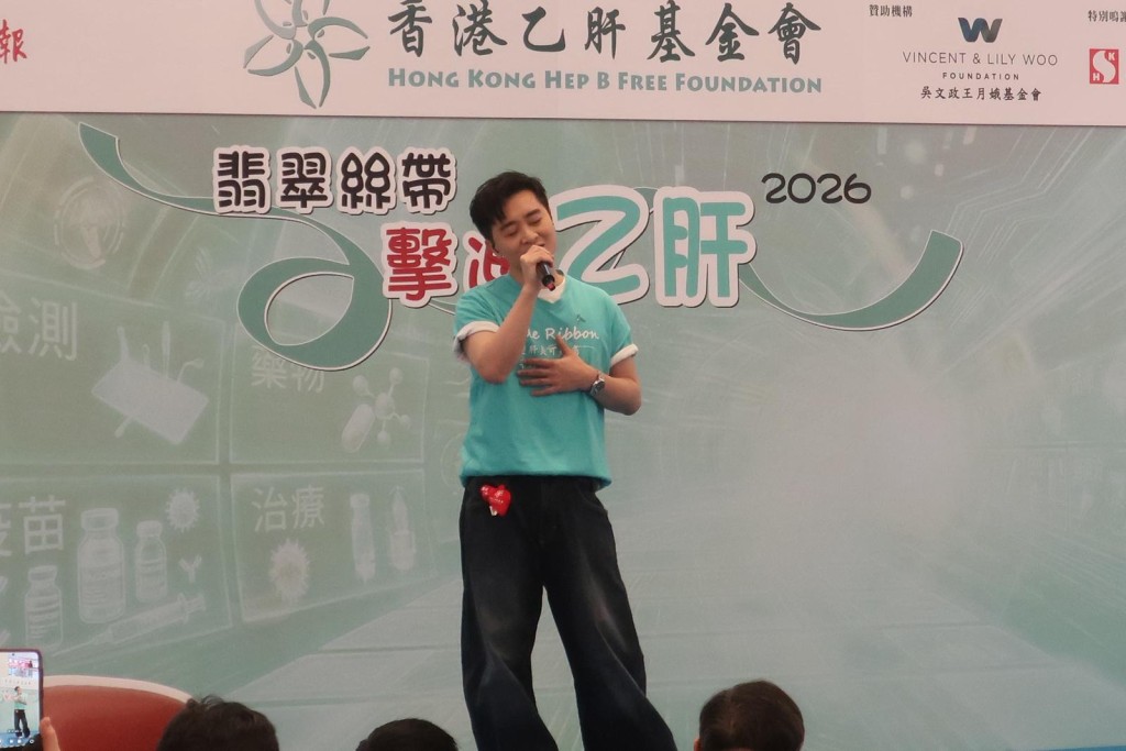 譚輝智在台上獻唱。
