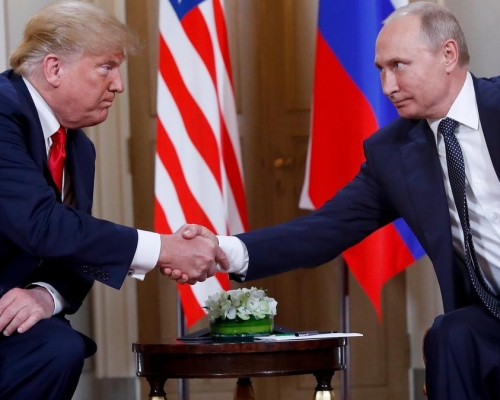 特朗普（左）集團被揭計劃送普京豪宅（右）。AP