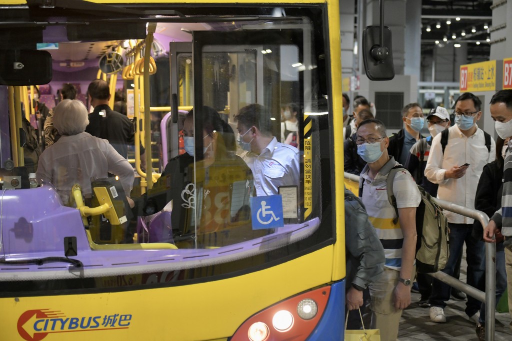 市民乘搭巴士返回市區。梁譽東攝