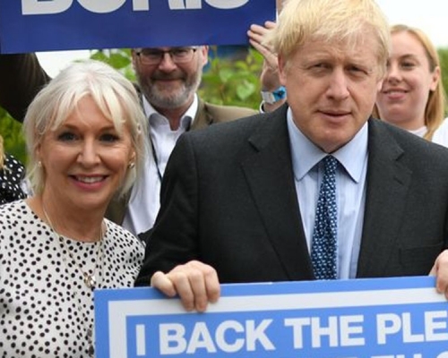 確診的英國衛生部副大臣多麗絲（左）上周曾與英國首相約翰遜在唐寧街10號一同參加了招待會。(資料圖片)