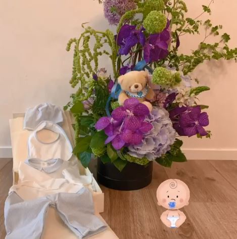 Niki也有貼上品牌送的花和B仔衫。