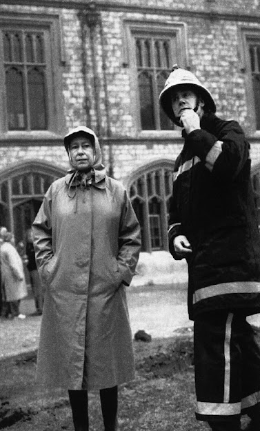 1992年溫莎堡大火，女皇親身視察災情。