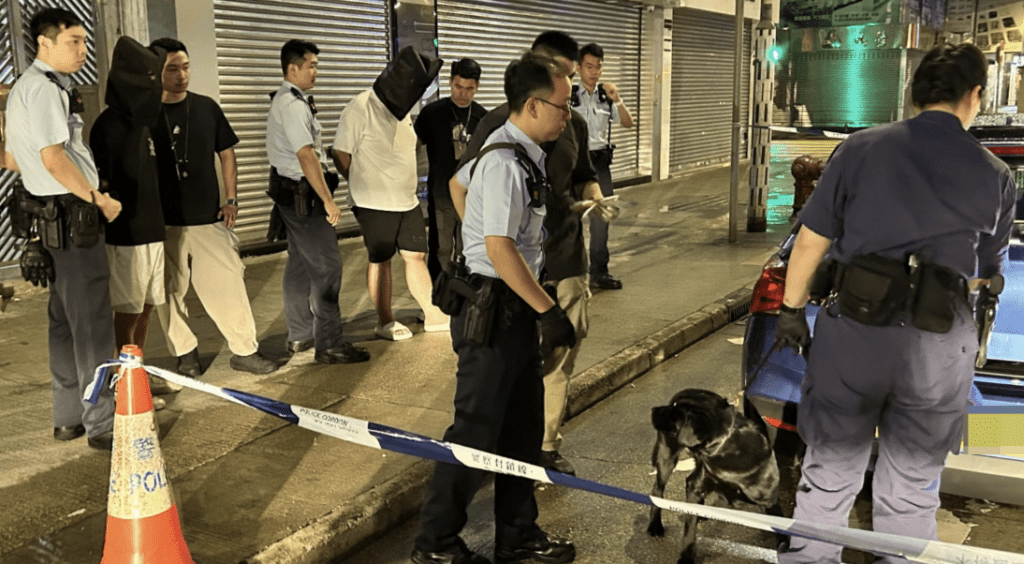 警員一度召來警犬協助搜車,惟未有進一步發現。蔡楚輝攝 警員一度召來警犬協助搜車,惟未有進一步發現。蔡楚輝攝