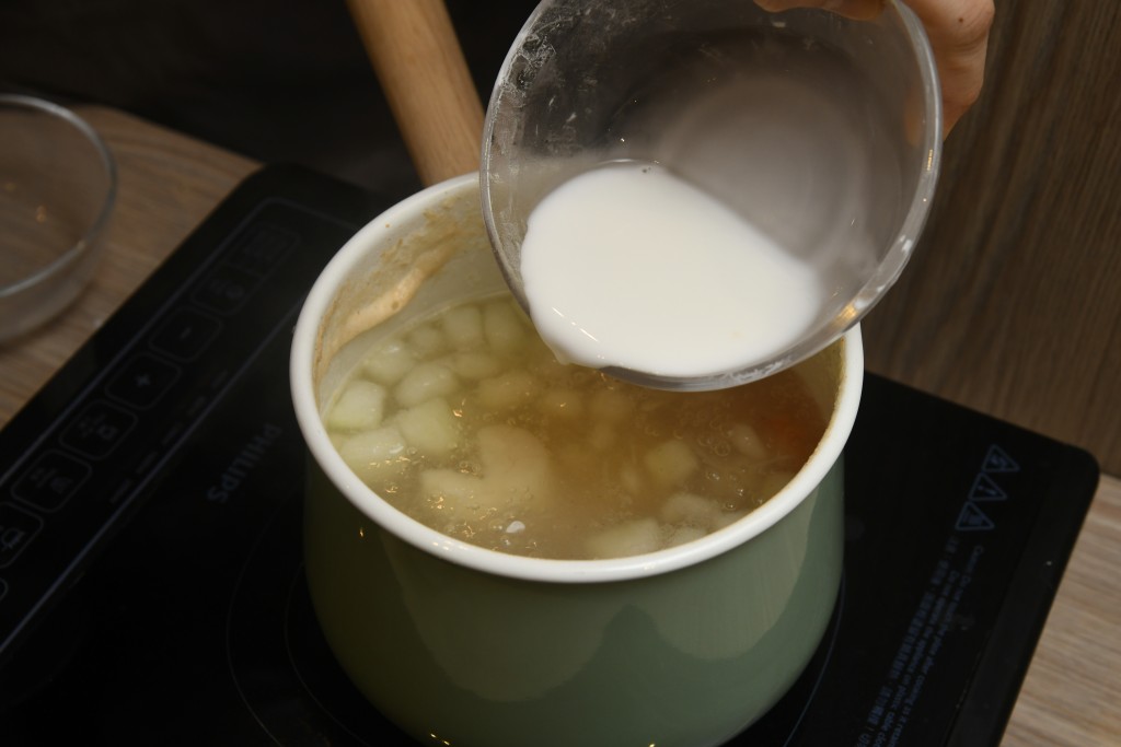 Step 7: 轉中火，加入生粉水拌勻，煮至湯汁濃稠。Turn to medium heat, add the cornstarch water, stir well, cook until the soup is thickened.