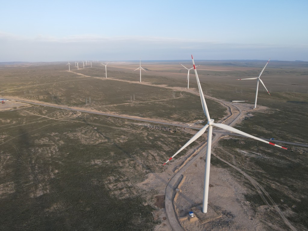 未來「一帶一路」會加大力度推動可再生能源。圖為哈薩克斯坦扎納塔斯的風電場風機。新華社