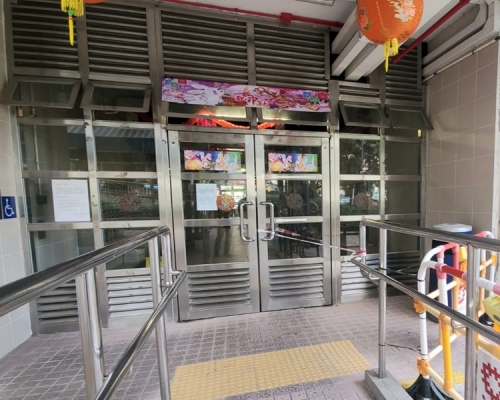 黃大仙彩雲邨長波樓地下的玻璃門遭南亞人砸毀。