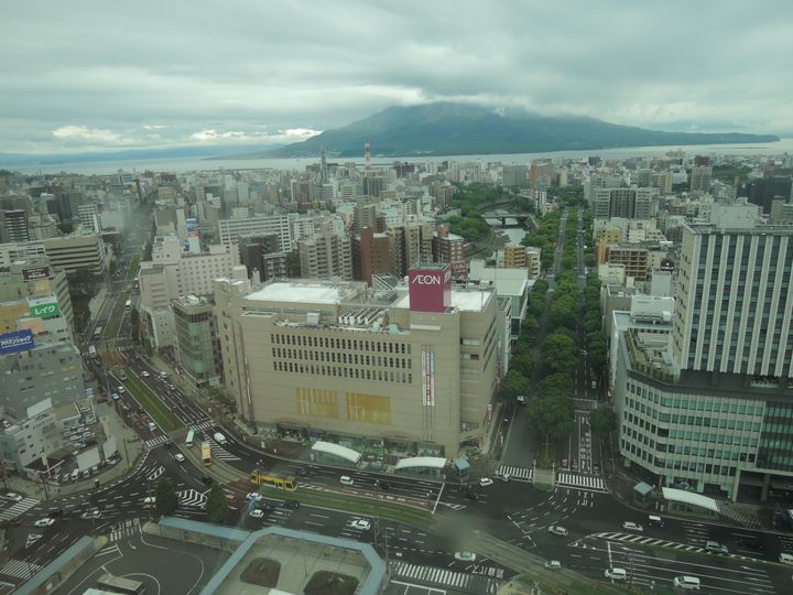 櫻島火山由多座山岳構成，最高的北岳高1,117米。