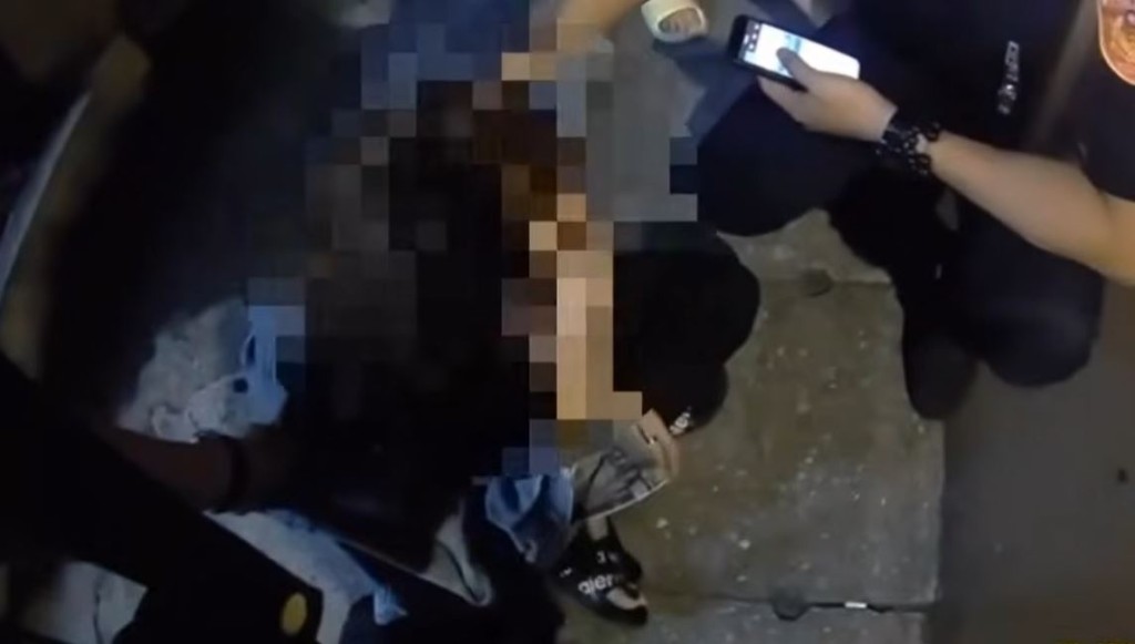 男扮女装的通缉犯因步姿、骨架不似女人被警员识破。中时