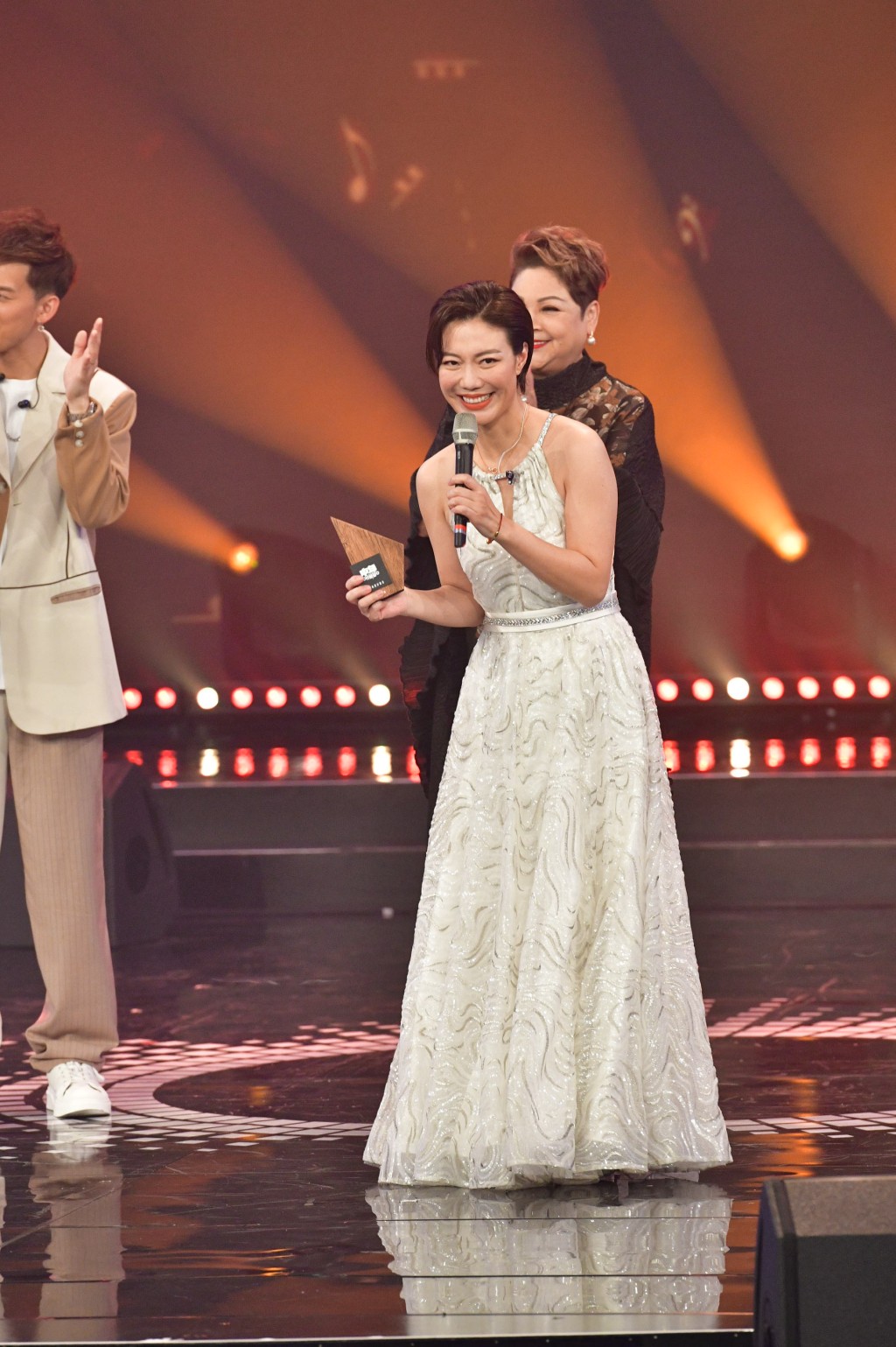 龙婷获颁「观众最爱好声音」。