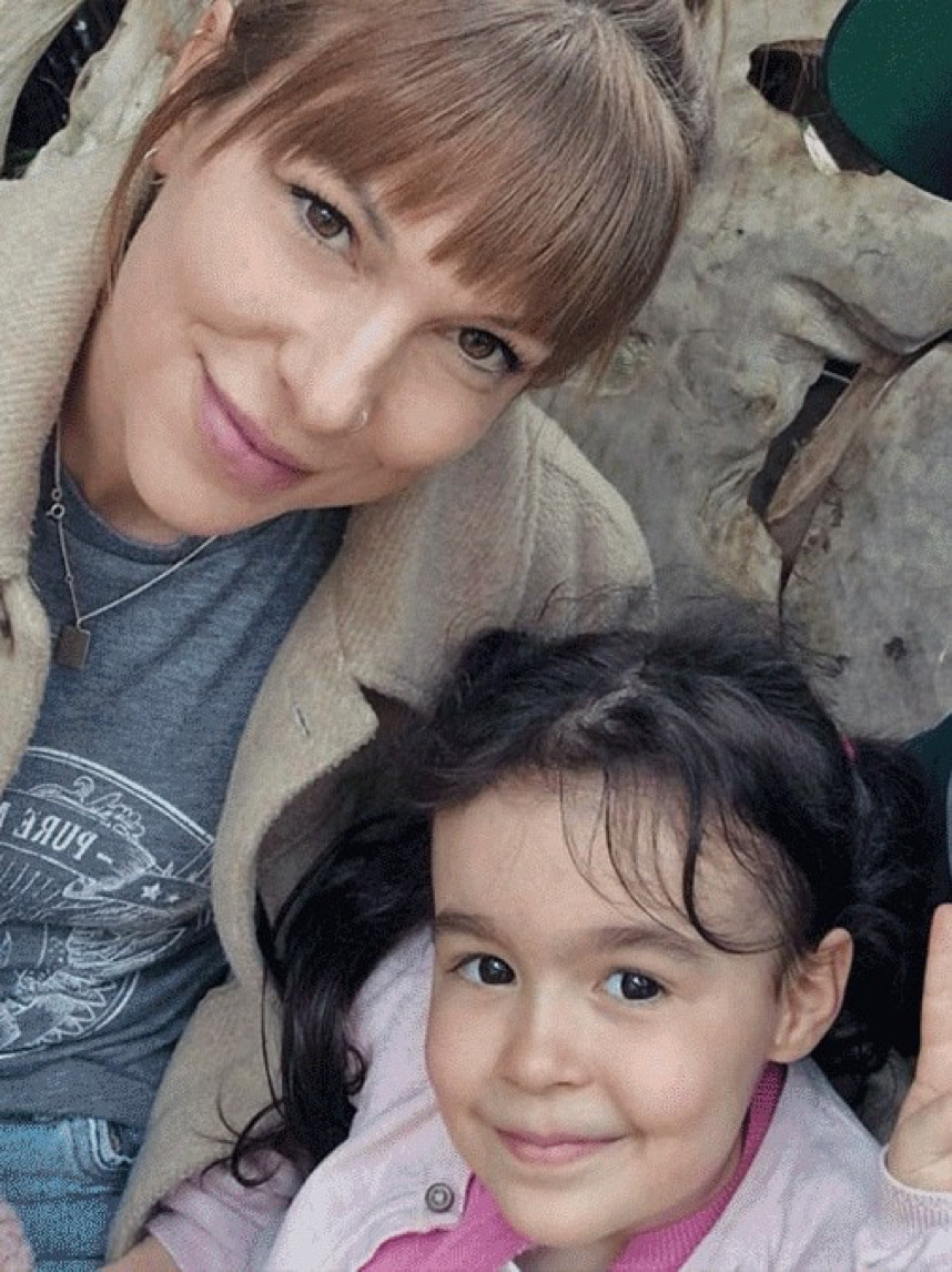 露西（Lucy Holloway）與女兒「卡麗熙」（Khaleesi）。 facebook