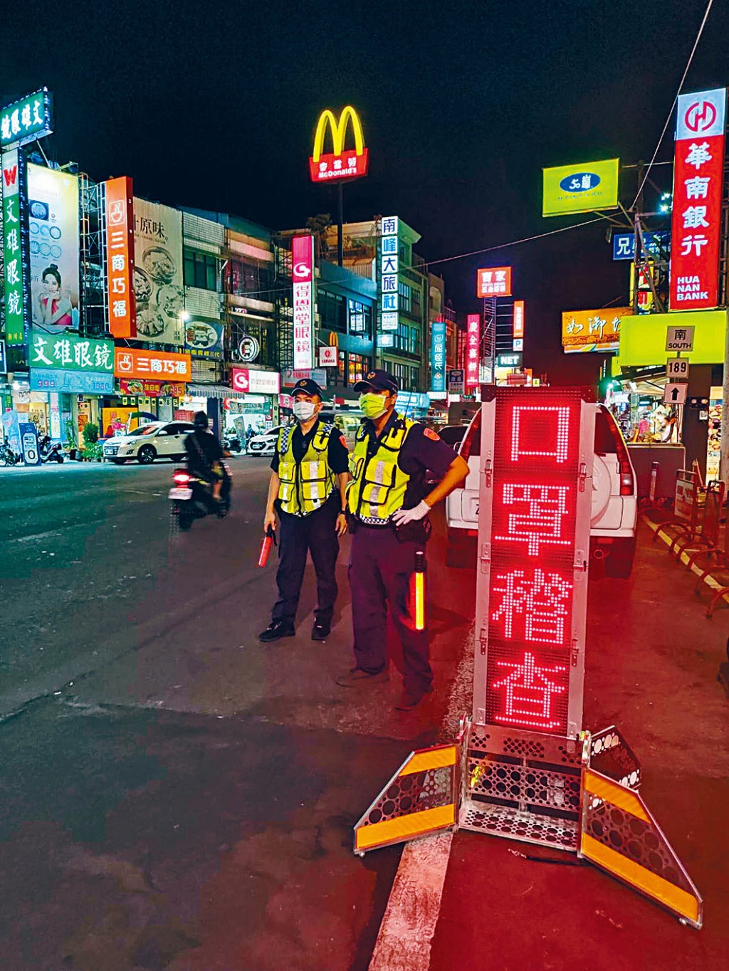 ■屏东警方设路障取缔未戴口罩者。