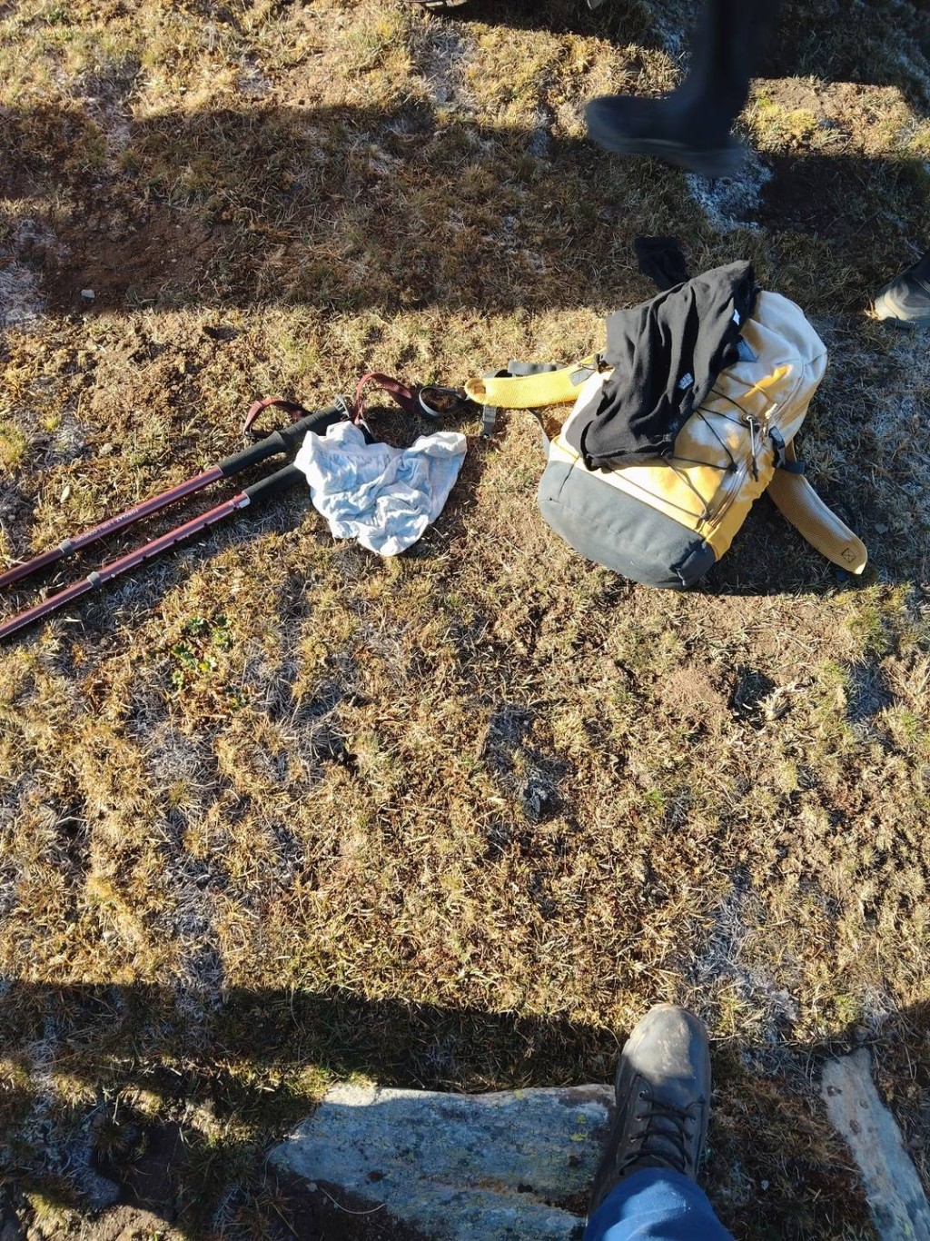 暂时搜索到王圣的背包及行山仗。