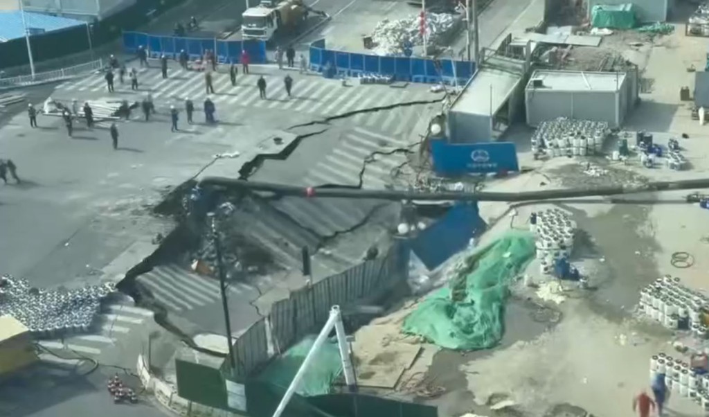 上海有地鐵地盤發生大面積路陷。抖音