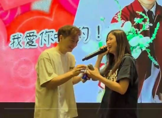 輝智衝上台送上紙巾。