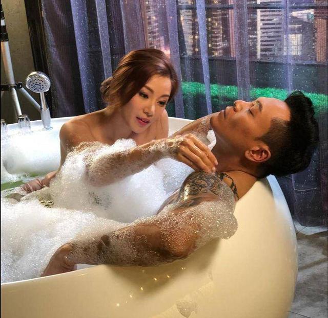 杨梓青凭与李天翔在《解决师》的共浴一幕令人印象深刻。